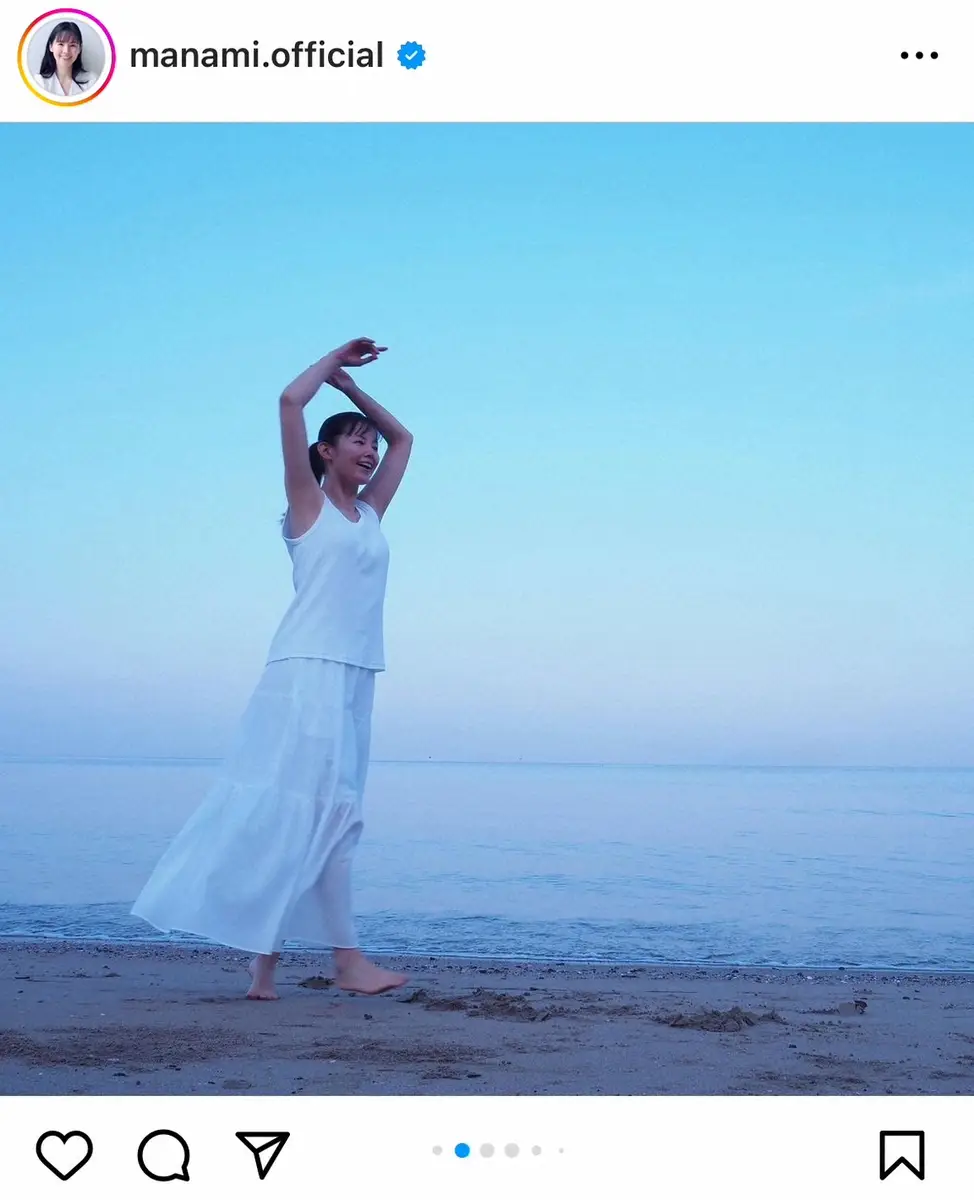 【画像・写真】小西真奈美　白タンクトップ姿で海辺舞うショット披露　「この透明感唯一無二」「イメージにぴったり」の声