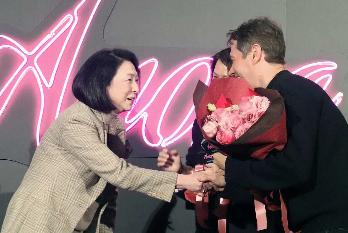 【画像・写真】ベイカー監督　梶芽衣子から花束に感無量　米アカデミー賞5部門「ANORA　アノーラ」舞台あいさつ