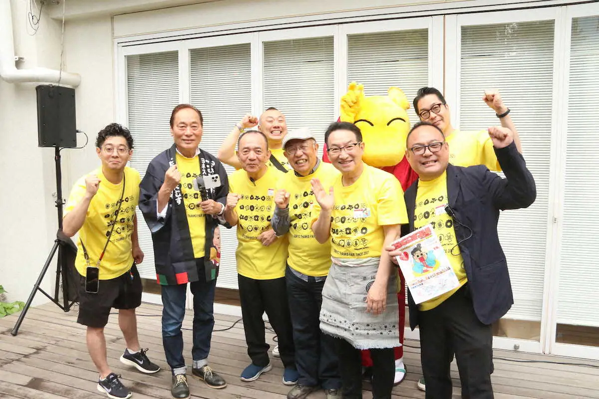 【画像・写真】＜芸協らくごまつり2025＞写真撮影に臨む出演者たち（前列左から）柳亭小痴楽、桂米助、三遊亭小遊三、春風亭柳橋、春風亭昇太、三遊亭遊喜（後列同）桂宮治、協会マスコットの「バク助」、玉川太福