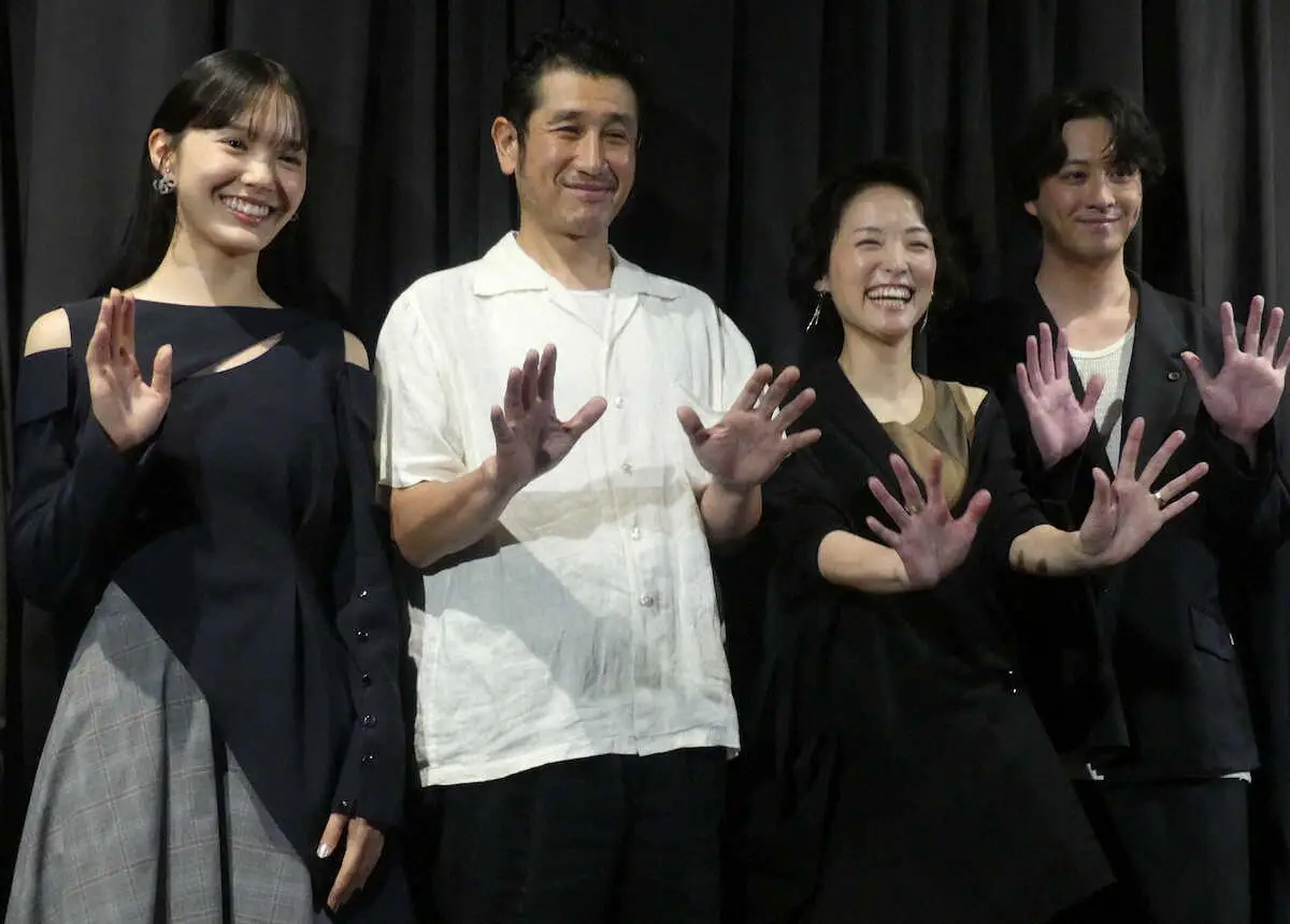【画像・写真】「中山教頭の人生テスト」の公開を記念して舞台あいさつを行った希咲うみ、渋川清彦、高野志穂、渡部秀（左から）
