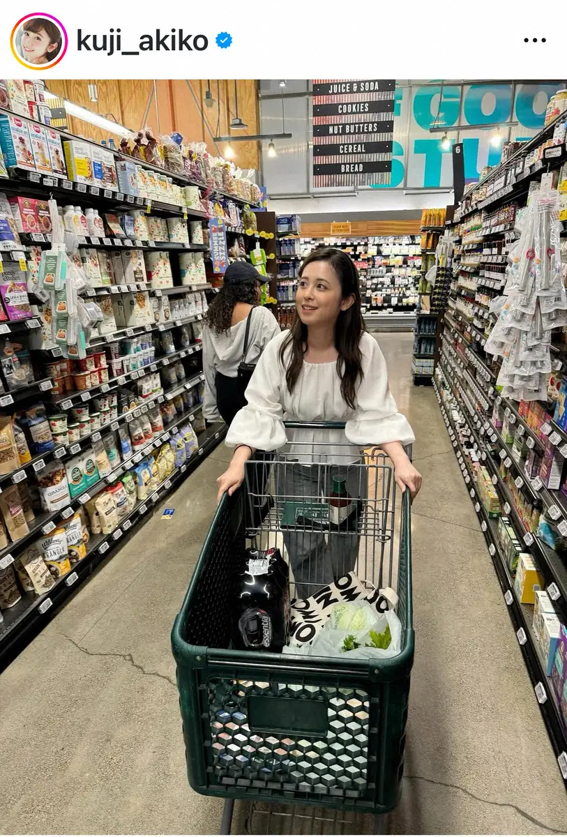 【画像・写真】久慈暁子　「一緒に食材の買い出し」米滞在先でのマーケットの姿を公開　買い物する夫・渡辺雄太の姿も