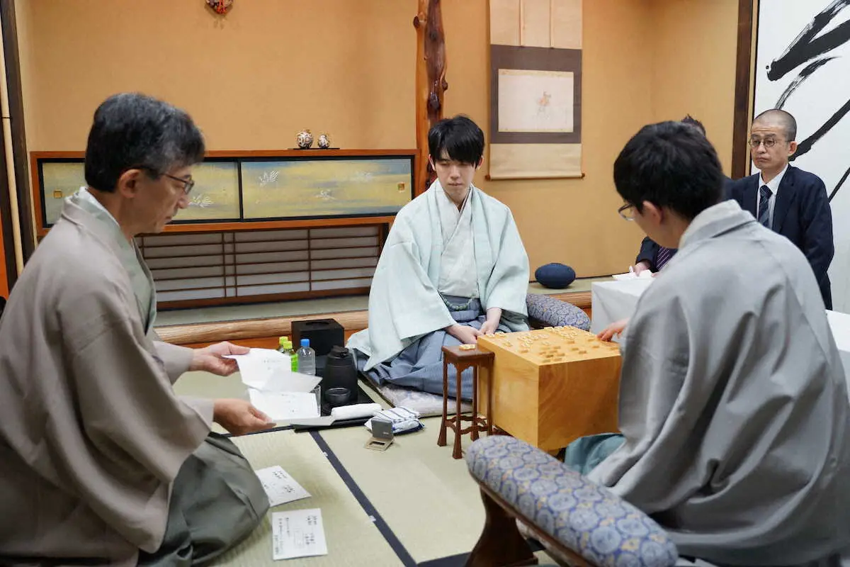 【画像・写真】藤井王位「2手目もお茶」　永瀬九段の封じ手の意外度を豊川七段解説　2日目再開