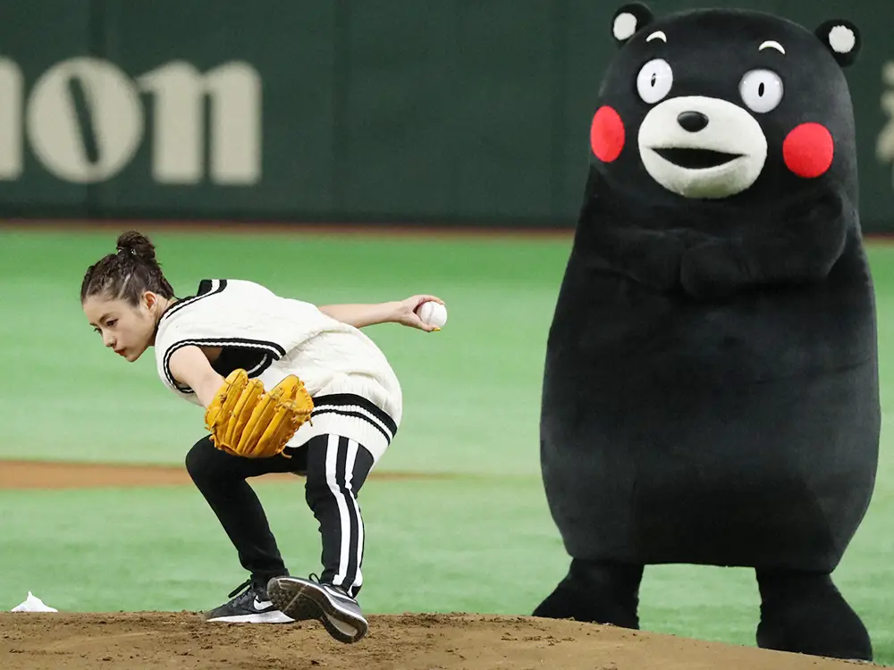 【画像・写真】17年8月、サントリードリームマッチで4年連続の始球式に登板し、サブマリン投法を披露する石原さとみ