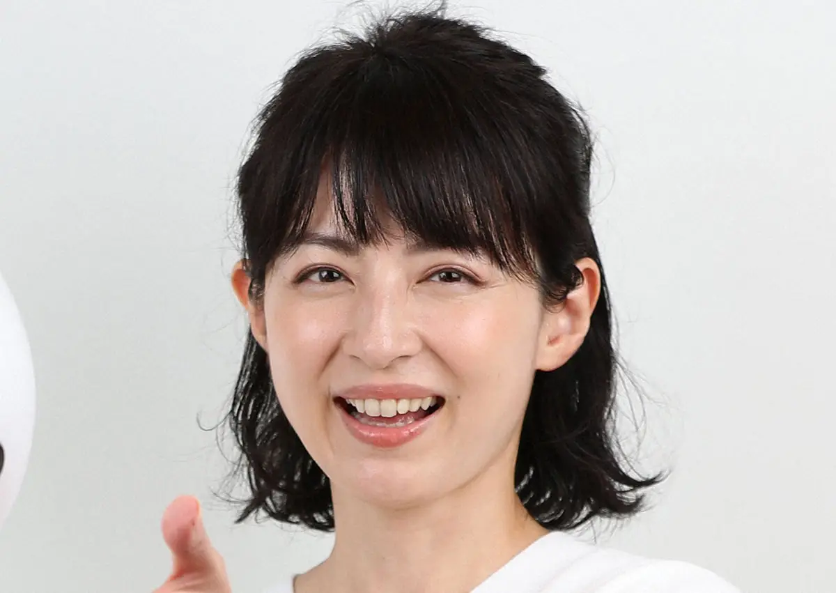 【画像・写真】平井理央「絶対に気づかれない」　元人気アイドルと色違いのスニーカー着用！ネット「すごい偶然」の声