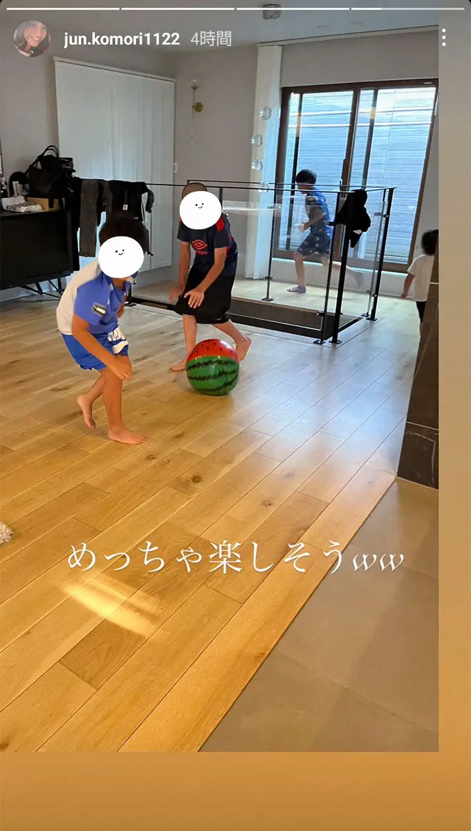 【画像・写真】小森純　子供らが室内でサッカー！広々とした自宅披露　22年には欠陥発覚でリフォーム