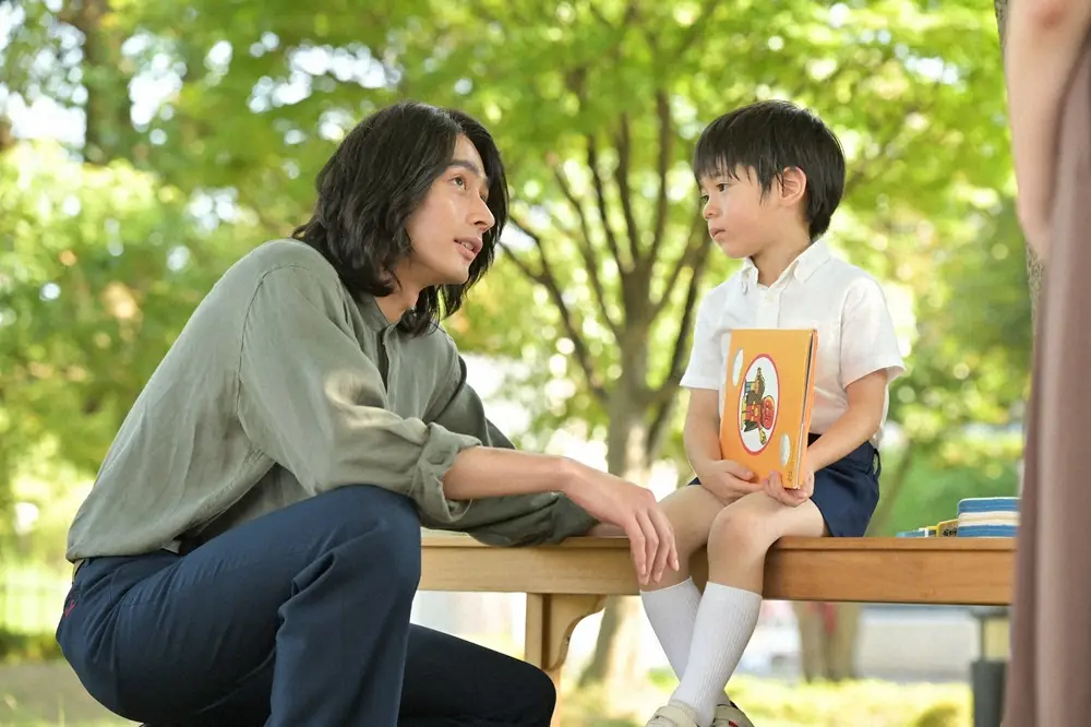 【画像・写真】「あんぱん」嵩、岩男の墓参りに…息子・和明、最後は土佐弁　ネット涙「岩男とリンに…」「1文字ずつ…」