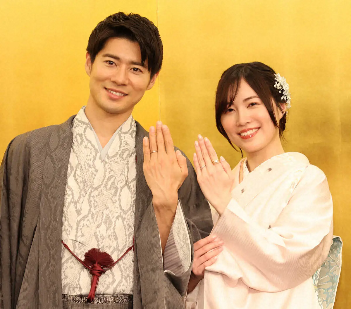 【画像・写真】松井珠理奈＆辻本達規　金屏風キラキラ会見　「1」「7」婚　デートは「ドラゴンズの応援」