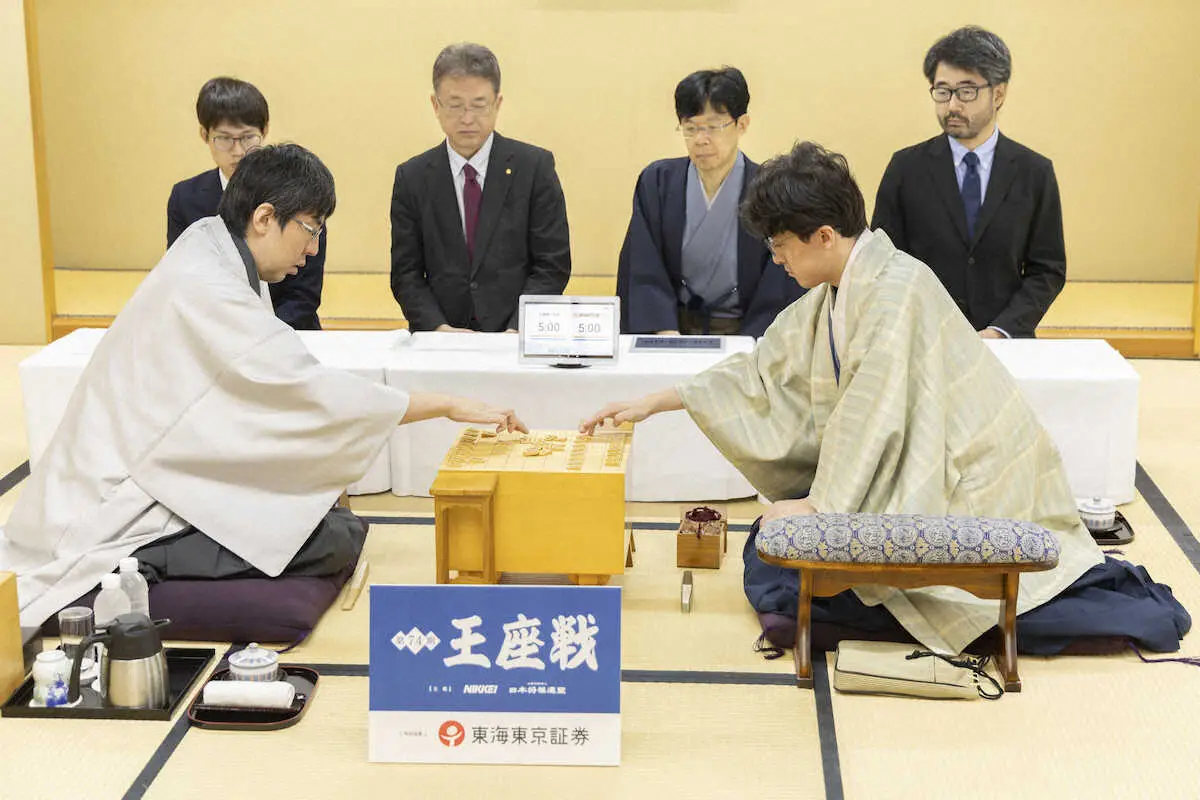 【画像・写真】伊藤匠王座　2カ月ぶりの先手相掛かり　73分長考も　王座戦第4局開始