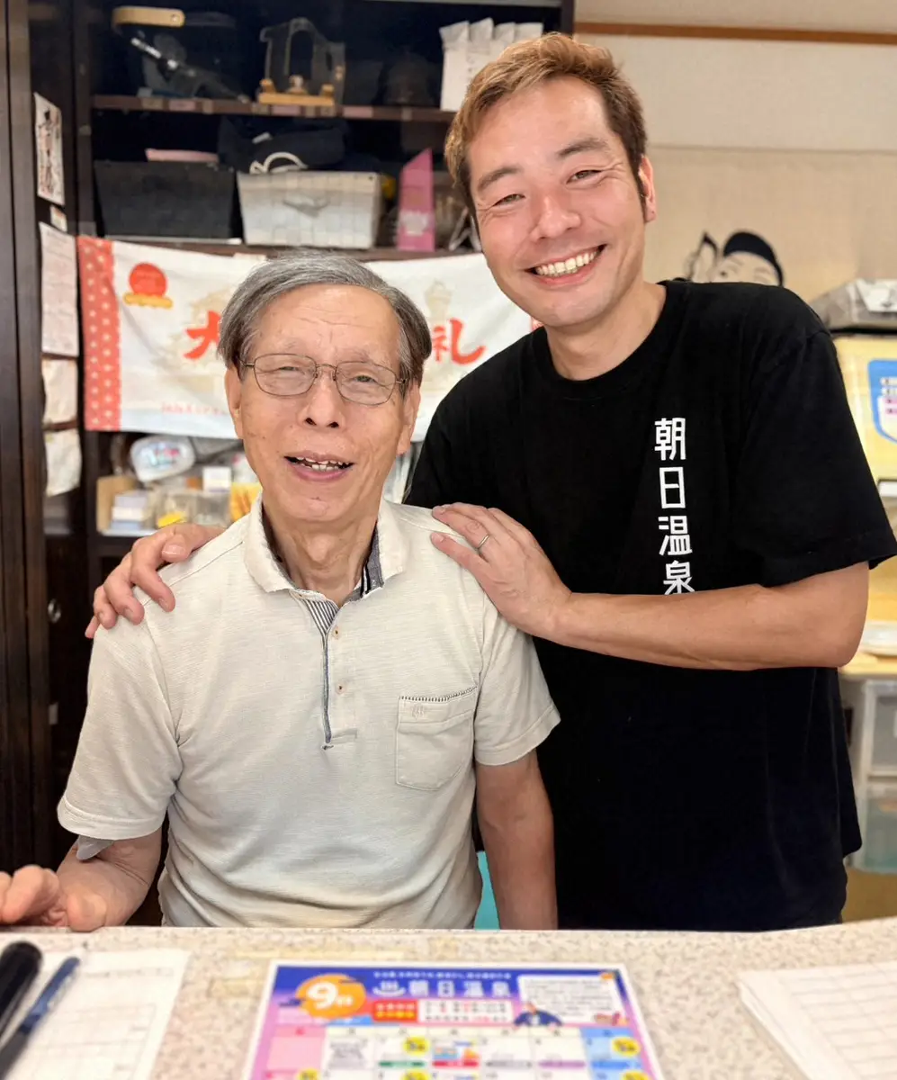 【画像・写真】朝日温泉の3代目・田丸正高さん（右）と父の治三郎さん