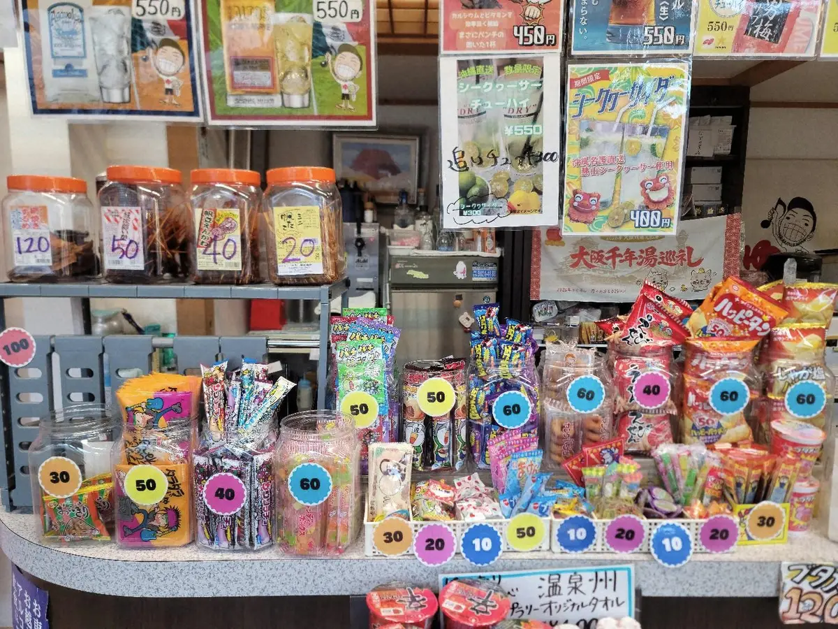 【画像・写真】にぎやかな番台が迎えてくれる