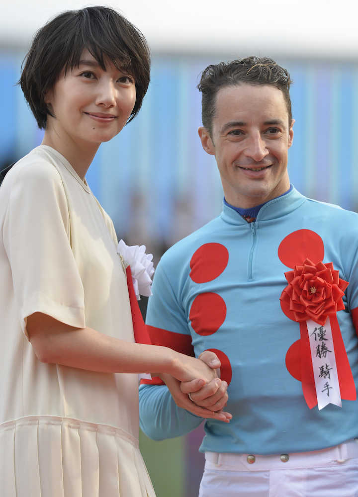 【画像・写真】【秋華賞】表彰式プレゼンター、波瑠も大興奮「また来たい」
