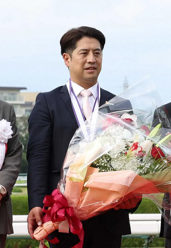 【画像・写真】＜天皇賞・春＞表彰式で笑顔を見せる栗田徹調教師