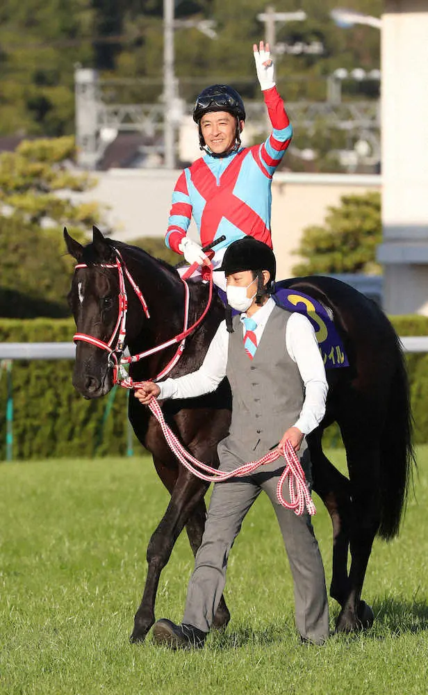 【画像・写真】4月6日に京都競馬場で3冠馬コントレイル馬像の除幕式　福永ら出席