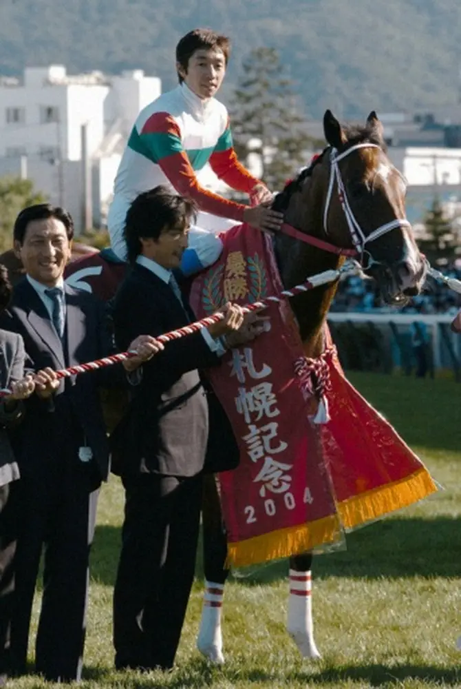 【画像・写真】「第40回札幌記念」を制したファインモーション　口取り式で笑顔の武豊