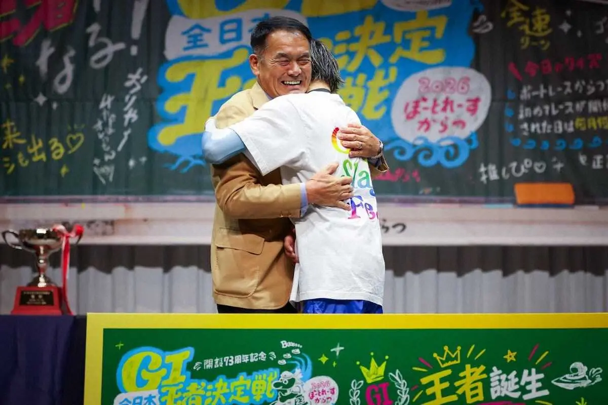 【画像・写真】地元周年初制覇し、表彰式で峰達郎市長と喜びを分かち合う峰（本人提供）