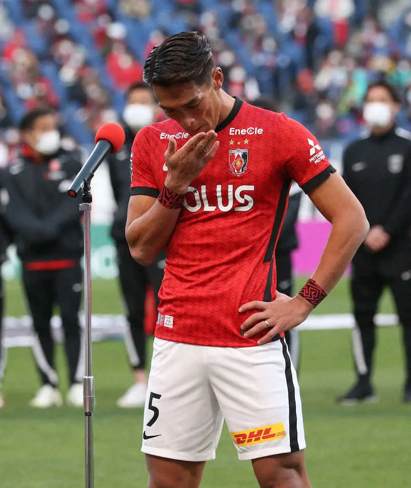 【画像・写真】浦和・槙野　涙のあいさつ「サッカー続けるか、引退するか、まだ決めてません」