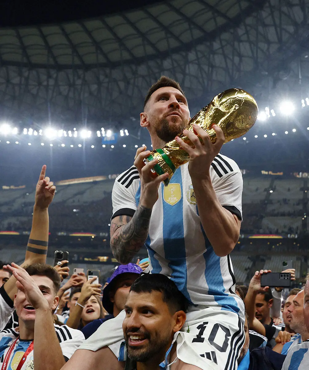 【画像・写真】W杯優勝トロフィーを掲げ喜ぶアルゼンチン代表メッシ（ロイター）