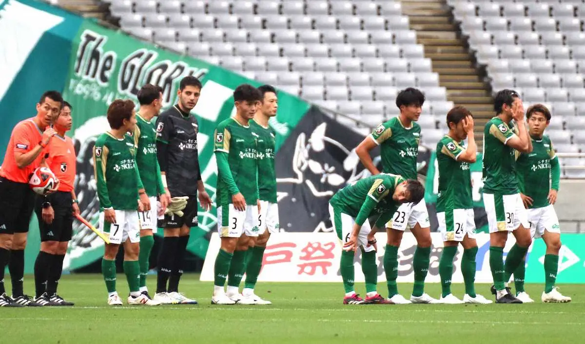 【画像・写真】Jリーグ初代王者のJ2東京Vが首位・町田とのダービーで敗戦　後半退場で数的不利を覆せず