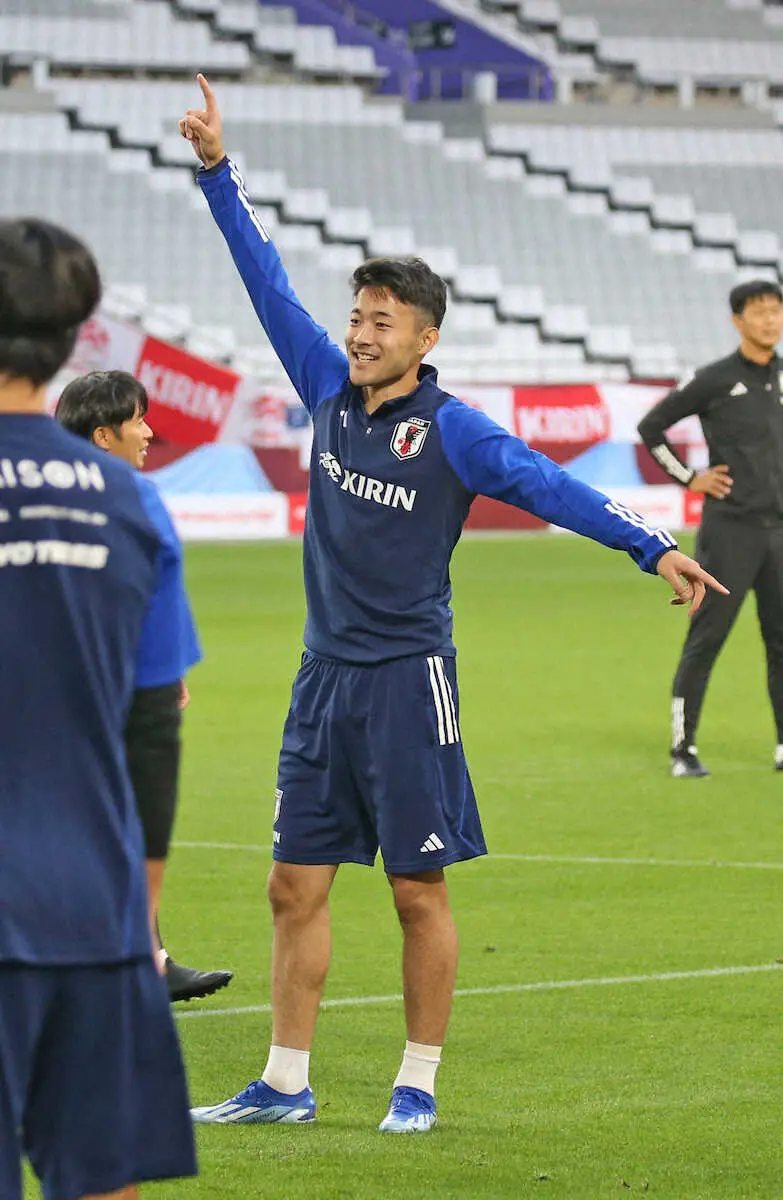 【画像・写真】GK彩艶のサポート役買って出た？DF菅原由勢「肩揉みしてリラックスさせてあげたい」