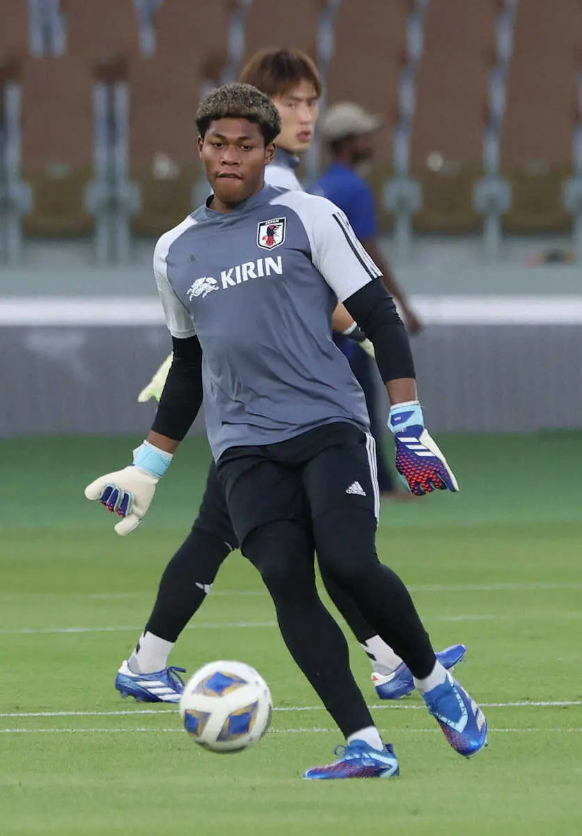 【画像・写真】先発有力のGK鈴木彩艶　FW上田綺世のシュートを止めることでレベルアップ