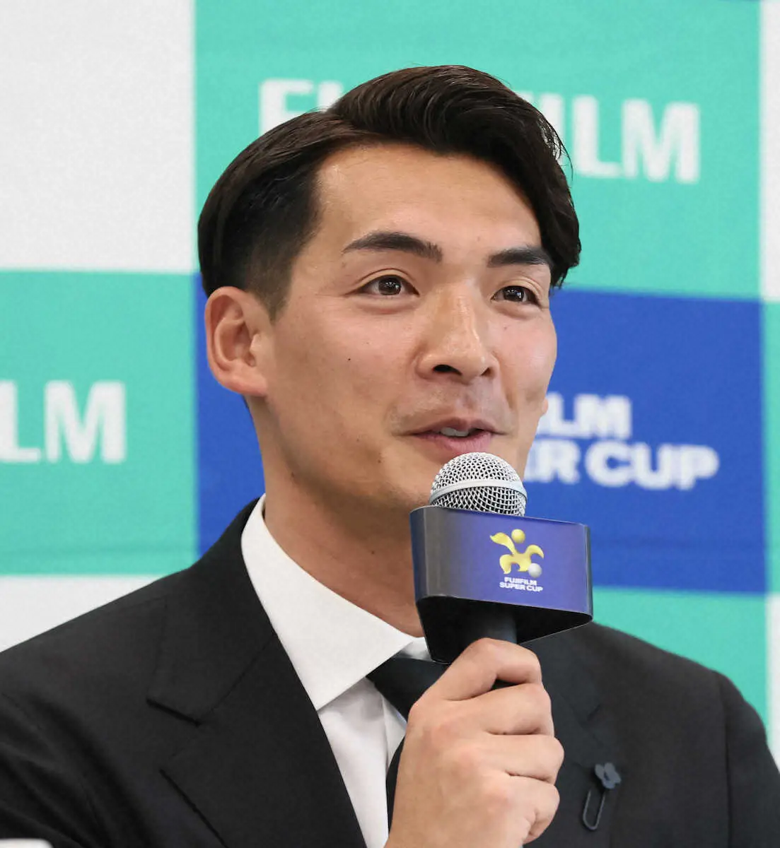 【画像・写真】会見に臨む槙野智章氏（撮影・西海健太郎）
