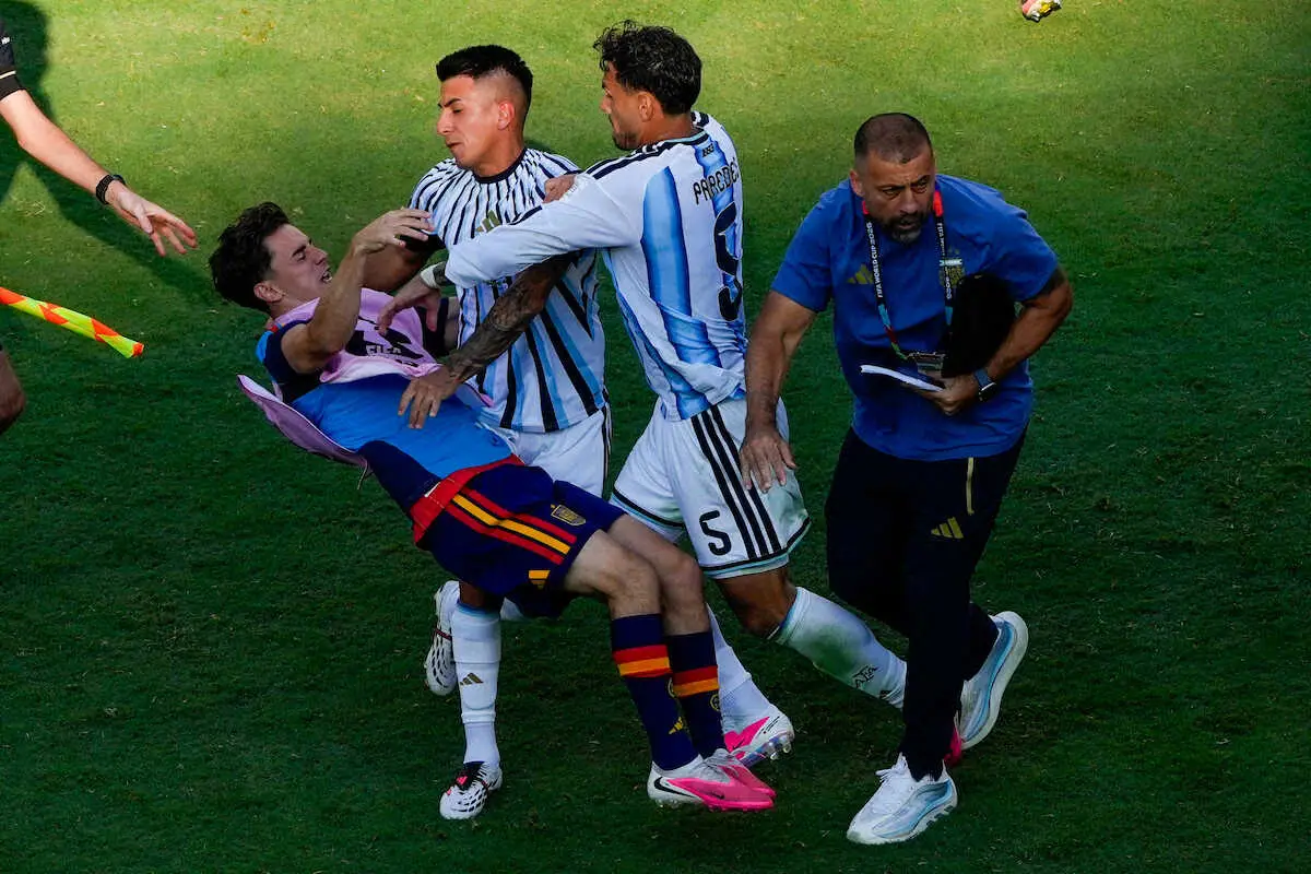 【画像・写真】FIFAがアルゼンチンに対する懲戒処分を開始　政治的な横断幕掲出や決勝戦後の暴行容疑など