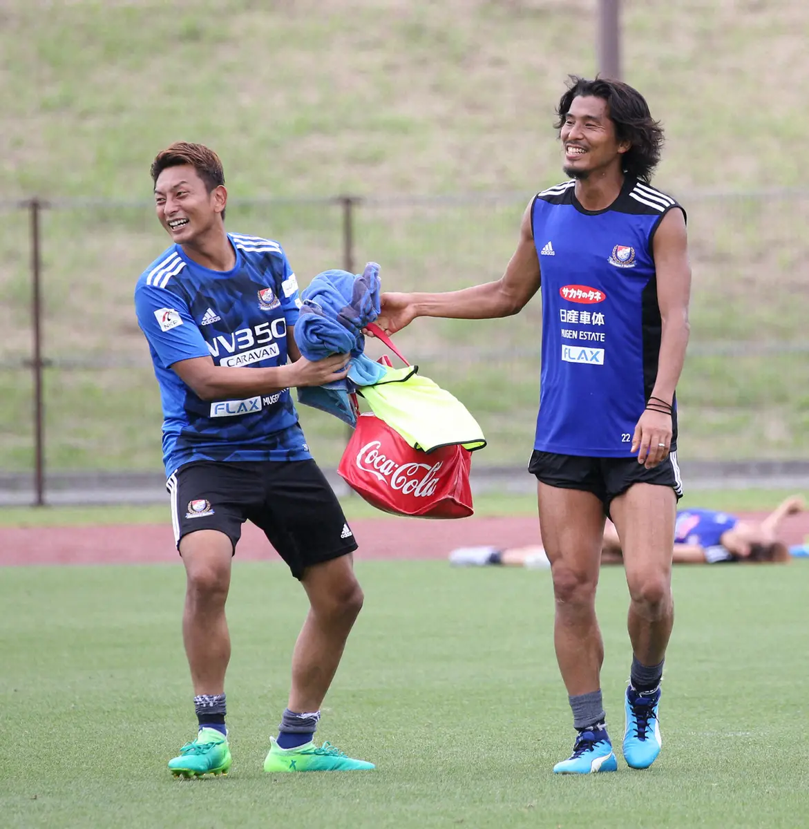 【画像・写真】2017年、横浜F・マリノス時代の鈴木彩貴（左）。右は中澤佑二