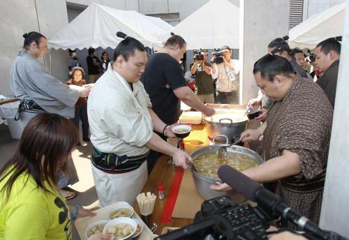 【画像・写真】白鵬、琴欧州ら幕内９人　炊き出しで被災者支援