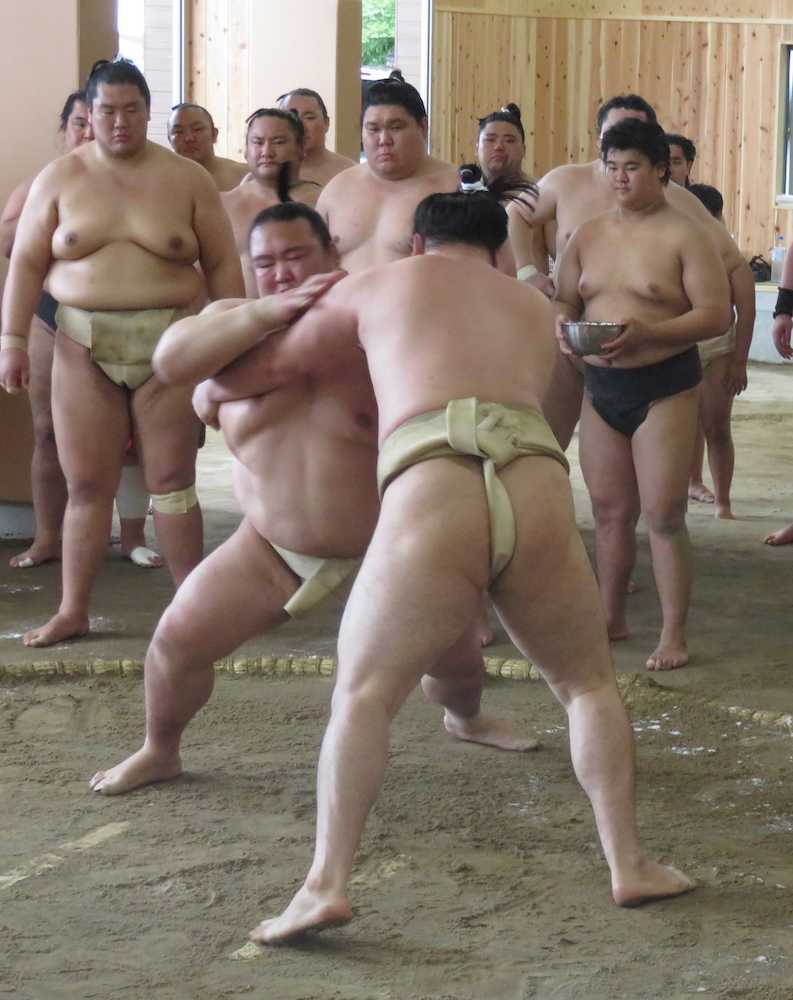 【画像・写真】稀勢の里　本調子には程遠く、幕内・竜電に苦戦　一門の親方衆も不安あらわ
