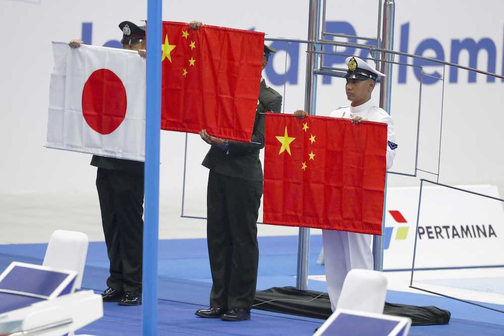 【画像・写真】国旗落下に悲鳴、巨大ボードは風で倒れる…アジア大会会場で相次ぐアクシデント