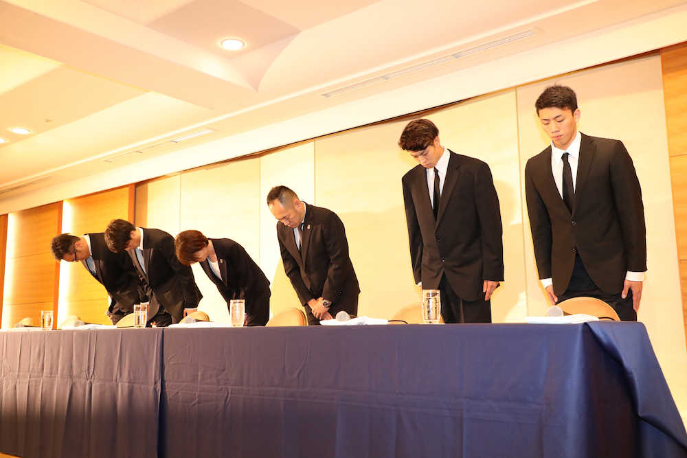 【画像・写真】バスケ買春４選手がスーツで会見、永吉「本当に申し訳ありませんでした」