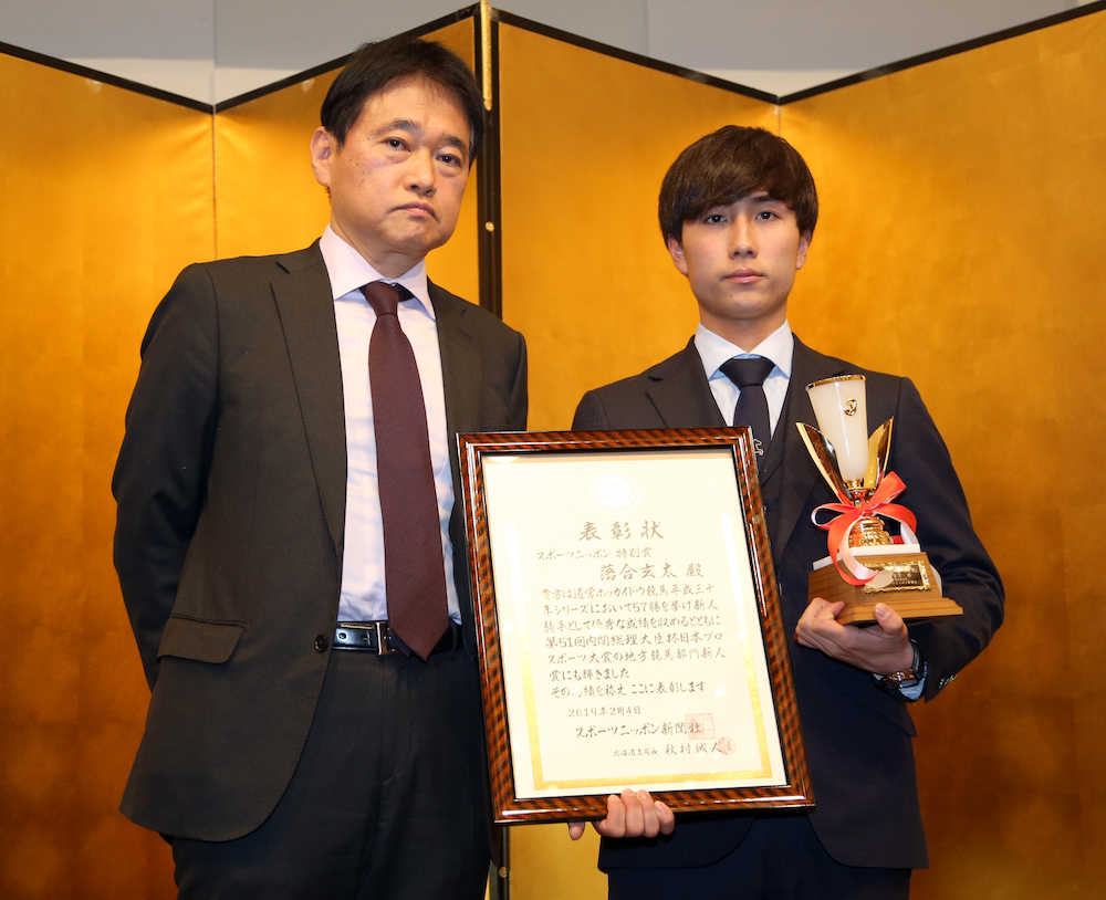 【画像・写真】スポーツニッポン特別賞を受賞した落合騎手とプレゼンターを務めた秋村支局長（左）＝（撮影・高橋茂夫）