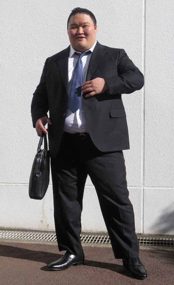 【画像・写真】元豪栄道の武隈親方、慣れないスーツに悪戦苦闘？「靴も履いてなかったので足が痛い」