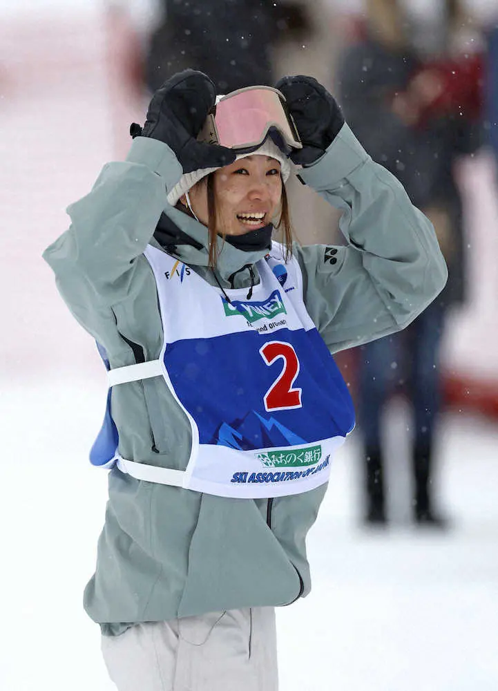 【画像・写真】予選トップの冨田せな　25日始球式へ雪玉で投球練習？　スノボ・ハーフパイプ全日本選手権