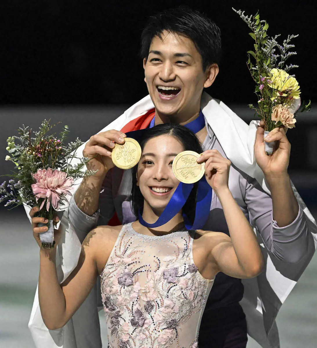 【画像・写真】メダルを手に笑顔の三浦と木原(AP)