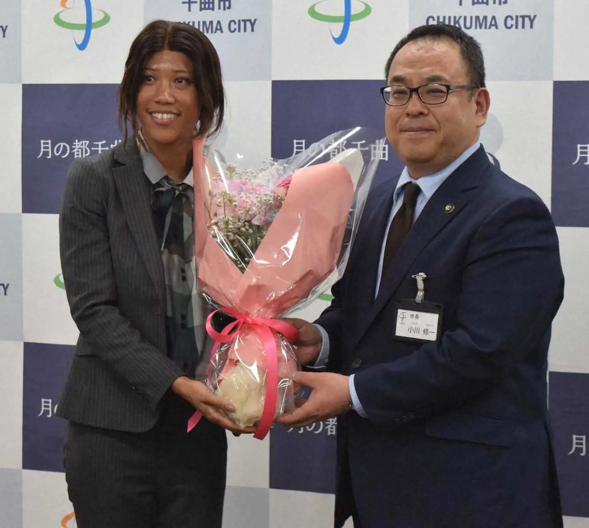 【画像・写真】小川市長から花束を受け取る君嶋（左）