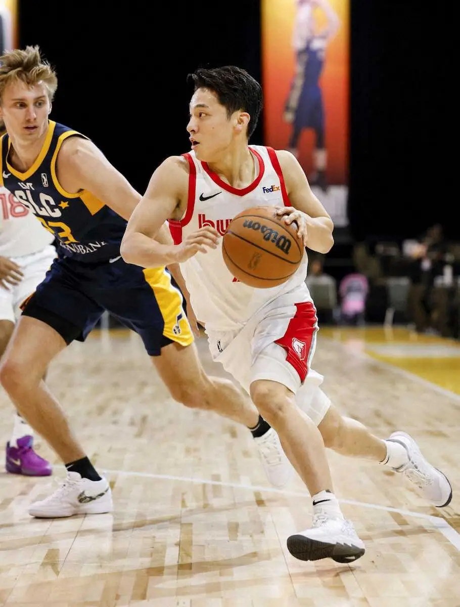 【画像・写真】NBA下部Gリーグのスターズ戦でドリブルするハッスルの河村（右、NBAE・ゲッティ＝共同）