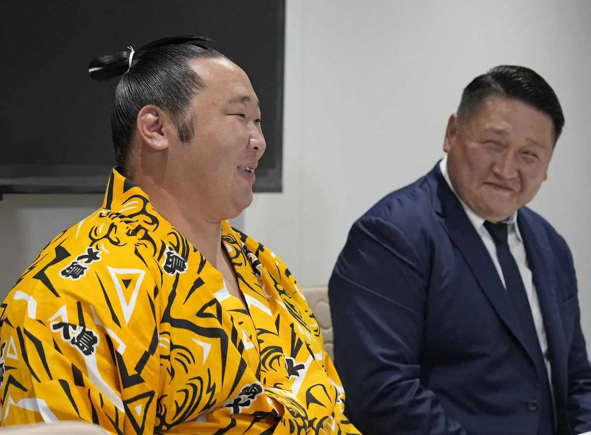 【画像・写真】新十両昇進を決め、大島親方（右）と記者会見する旭海雄