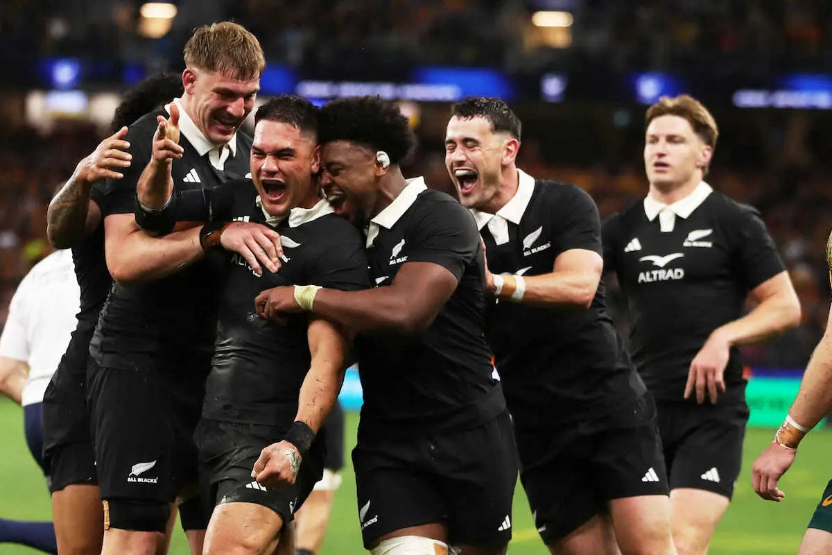 【画像・写真】ラグビーで“ヘディングでアシスト”!?　NZが珍プレーで逆転トライ　優勝に望みつなぐ