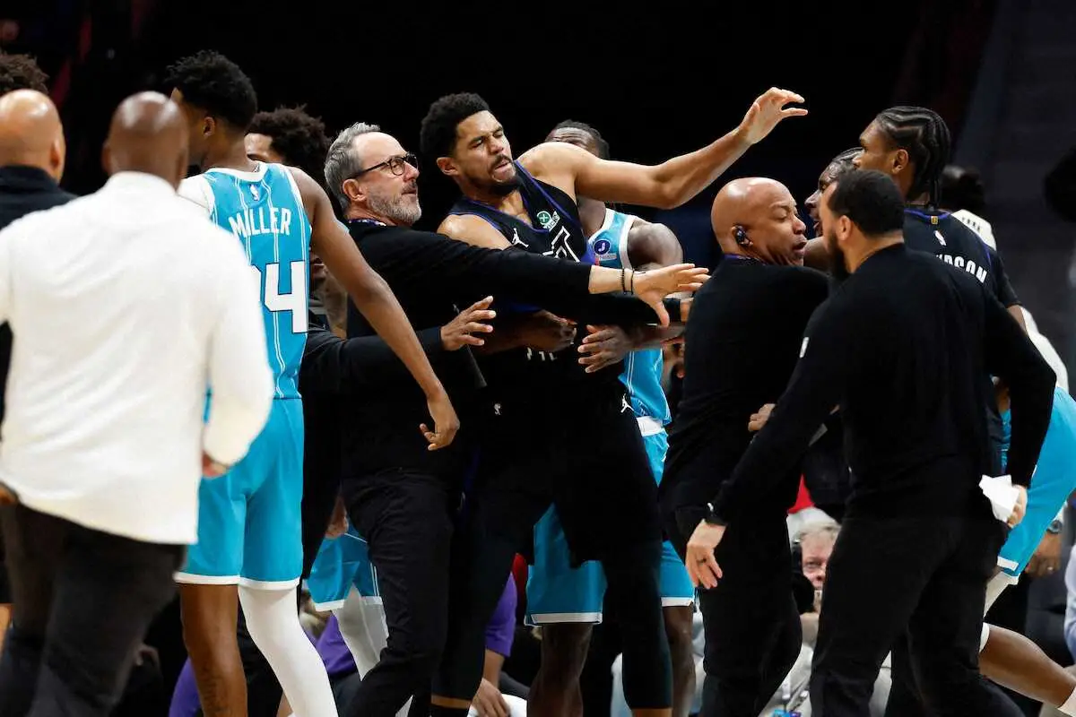 【画像・写真】【NBA】ホーネッツVSピストンズで大乱闘！一触即発から発展…デューレンやブリッジズなど4人退場