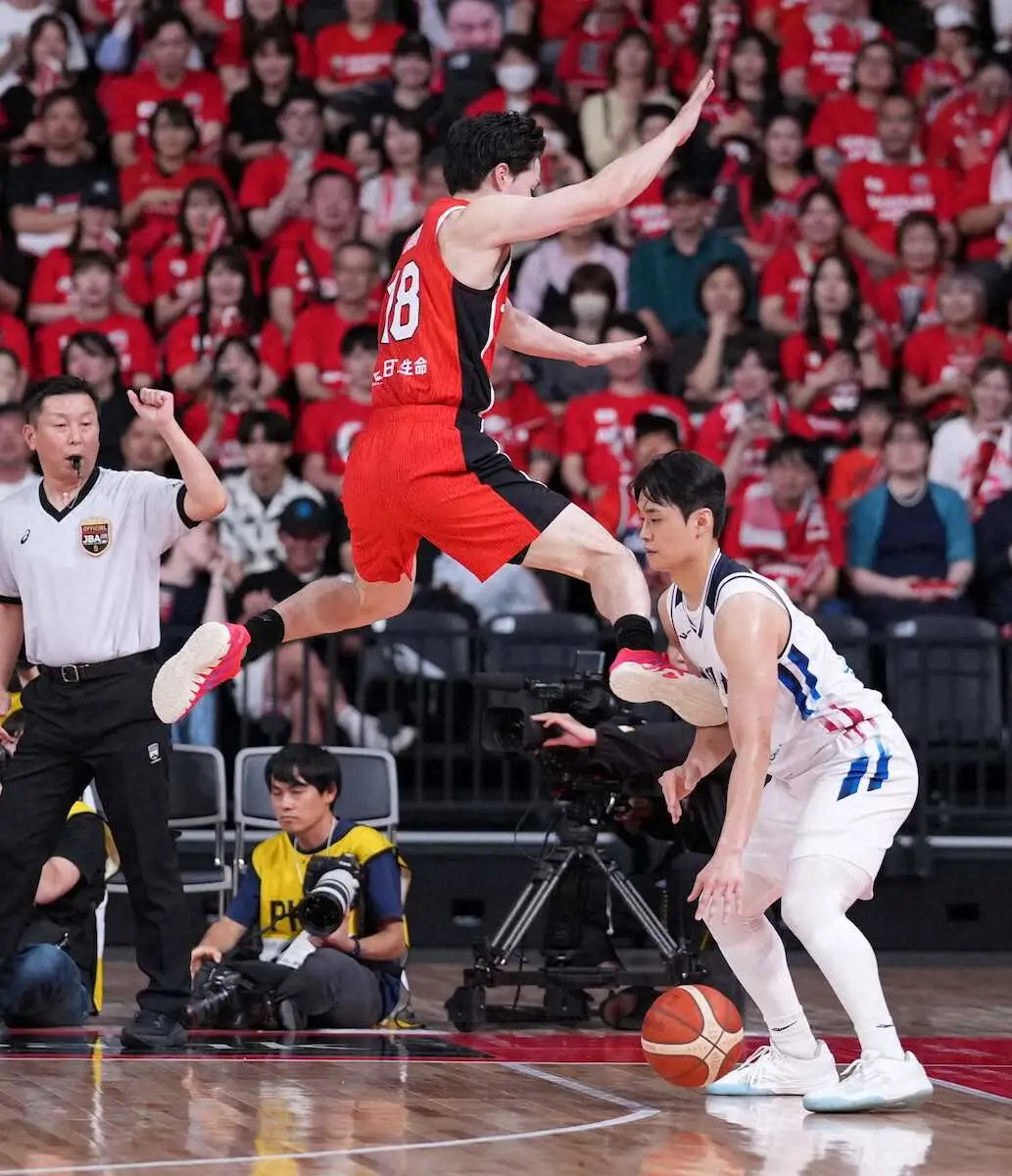 【画像・写真】馬場雄大がアンスポーツマンファウルも…八村塁が笑顔でまさかのジェスチャー　ネット反響「退場は笑う」