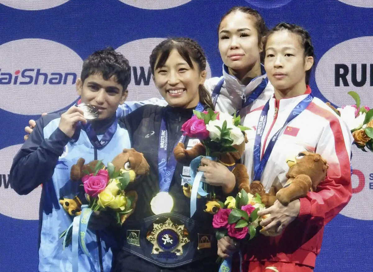 【画像・写真】女子50キロ級で優勝し表彰式で笑顔の須崎優衣（左から2人目）